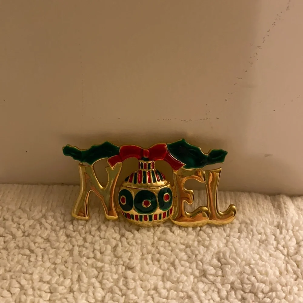 Noel Gold-Tone Brooch Red Green Accents Christmas Holiday Seasons Greetings